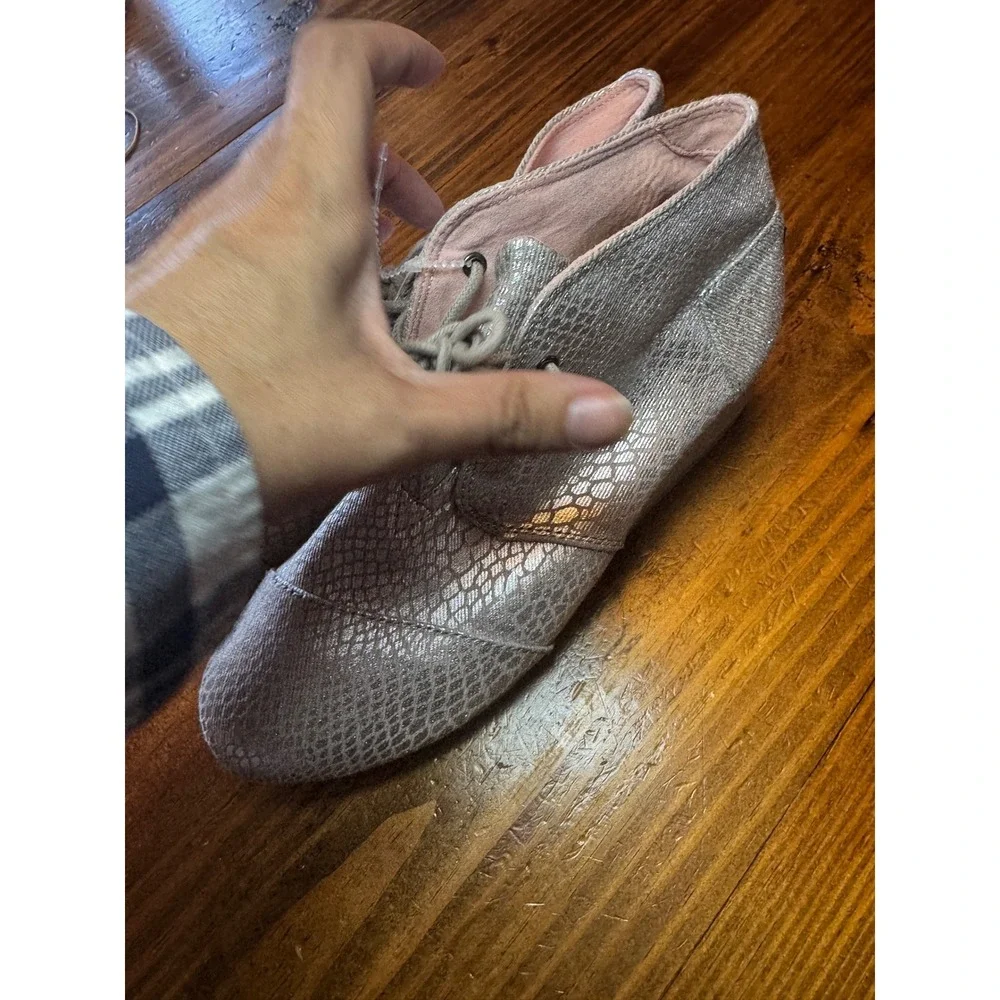 TOMS Kids Silver Metallic Snakeskin Desert Wedge Lace Up Ankle Boots Size 6Y
